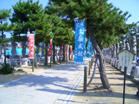 大石神社鳥居前の参道に並ぶ義士の石像