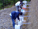 延命水を汲む人たち